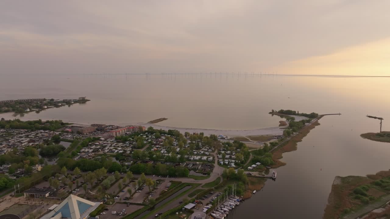 Luce dorata su barche a vela ormeggiate a Makkum, prospettiva aerea