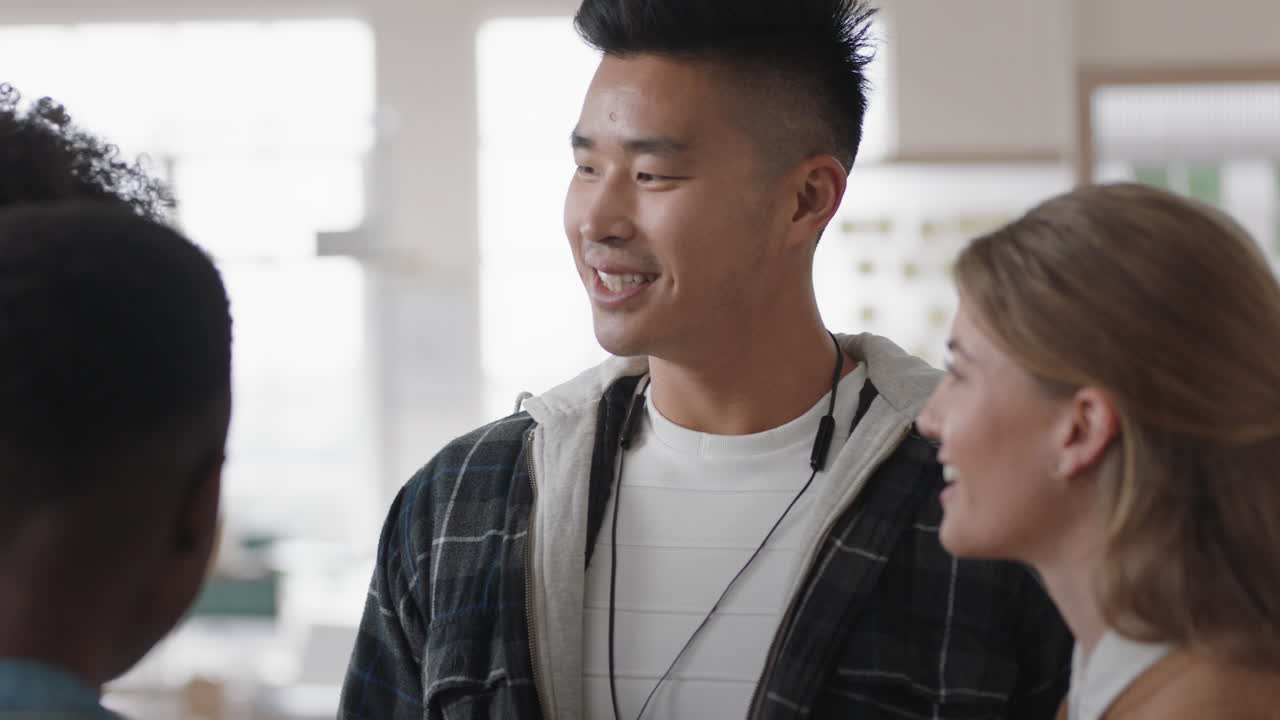 디지털 태블릿 컴퓨터를 사용하는 창의적인 사업가들이 모여 데이터를 논의하고 프로젝트에 대한 아이디어를 모으고 스타트업 사무실에서 팀워크를 즐기고 있습니다.