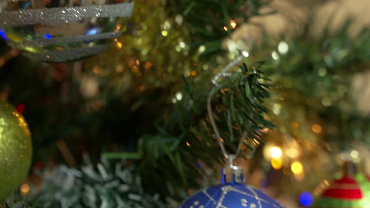 árbol de navidad, adornos colgantes tiro de inclinación. 4k. uhd