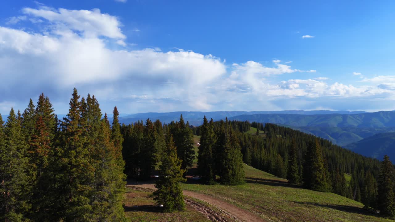Little Annie Basin Trailhead AJAX vrchol hory Aspen letecký dron Independence Pass zasněžené Skalnaté hory jarní letní ráno slunečná modrá obloha Silver Bell Trailhead Richmond Hill vpřed