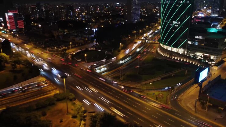Hyperlapse notturno con drone di un ponte sopra un'autostrada