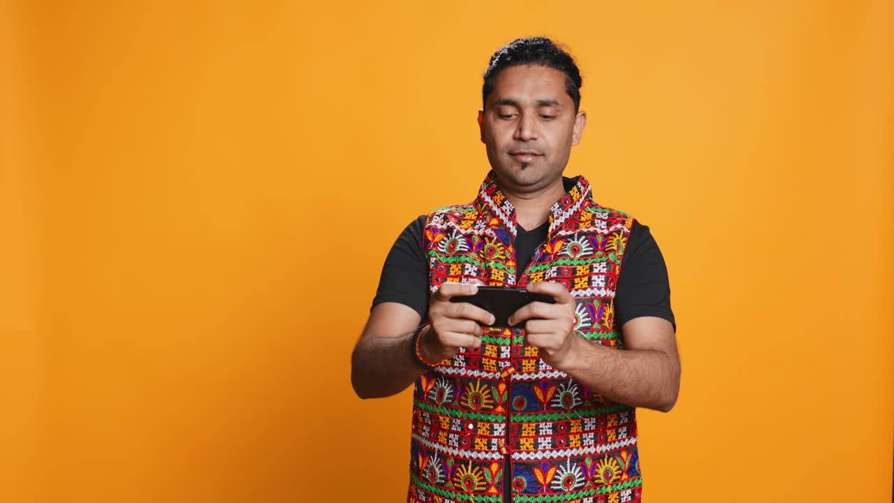 휴대 전화로 비디오 게임을 하는 남자, 풍경 모드, 스튜디오 배경