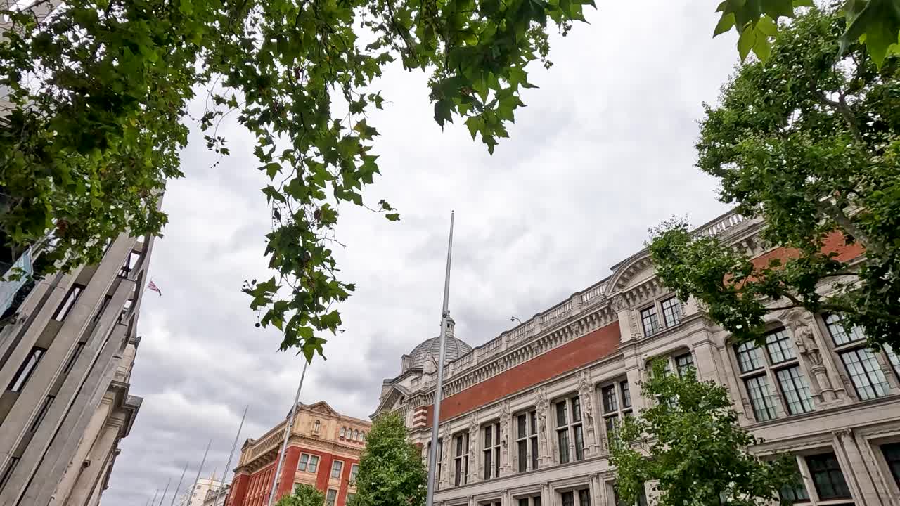 런던의 자연사 박물관 밖의 방문객