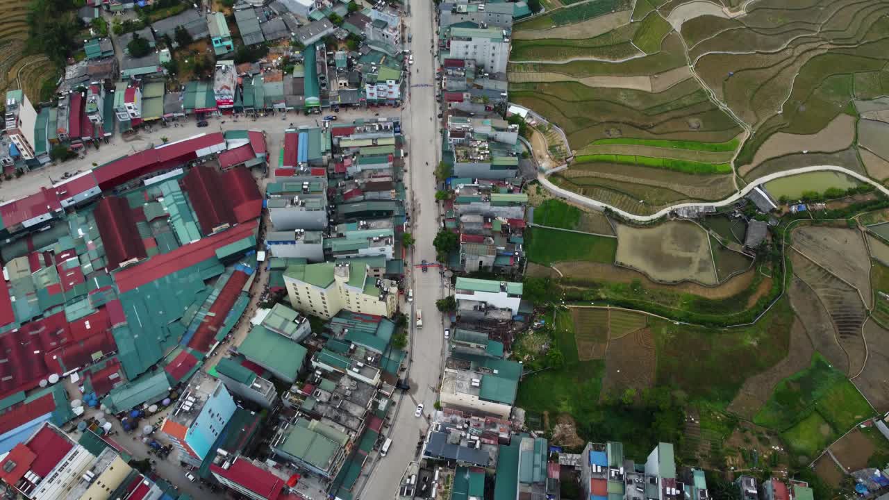 베트남 의 동반 구시가지 를 통과 하는 주요 운송 경로