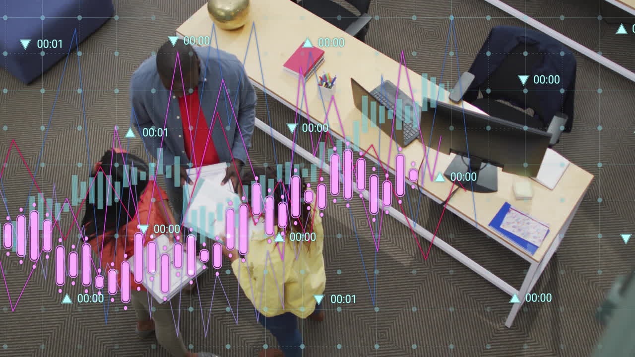Animation von Finanzdatenverarbeitung über verschiedenen Kollegen, die sich im Büro treffen