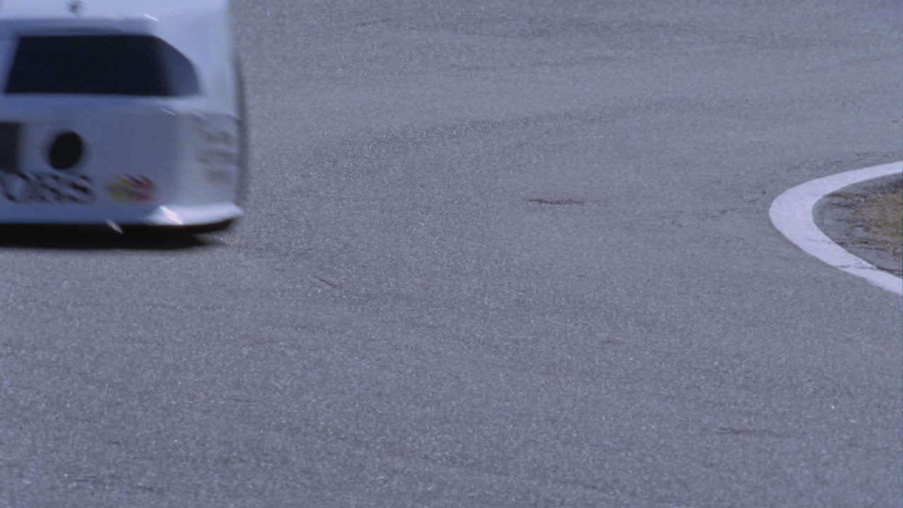 모퉁이를 돌고 있는 경주용 자동차