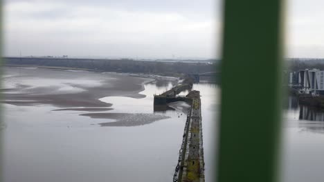 Blick-Durch-Ein-Schmiedeeisernes-Metallgeländer-Zum-Vorort-Kanalsteg-Am-Wasser-Rechts