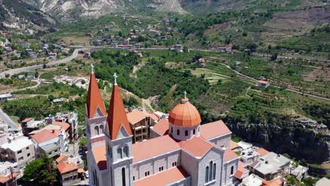 vuelo de drones sobre la catedral de saint saba en bsharri, líbano con vistas pintorescas del valle de kadisha