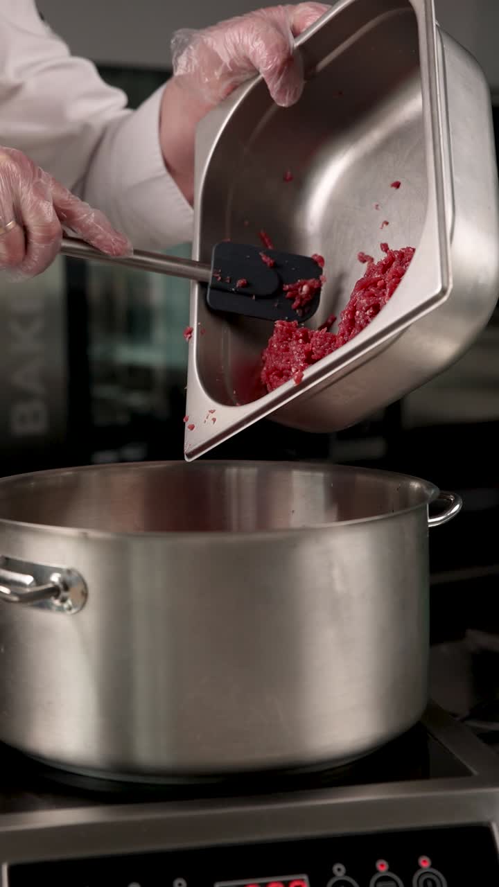 chef transfiriendo carne molida a una olla
