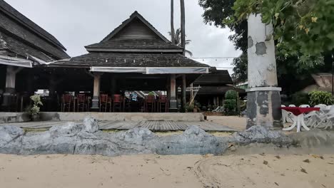 negocio de restaurantes cerrado debido al brote de covid en 2021 en la isla de koh phi phi, tailandia