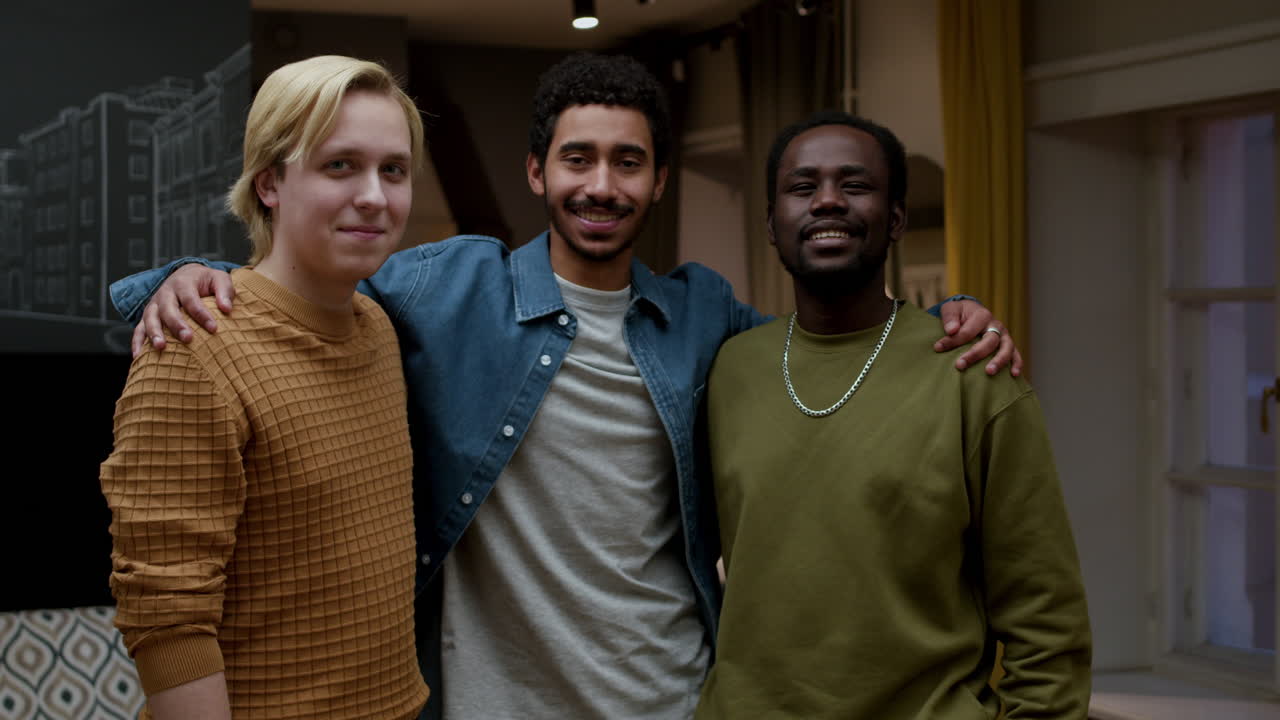 행복한 남자들이 포즈를 취하고 있습니다.