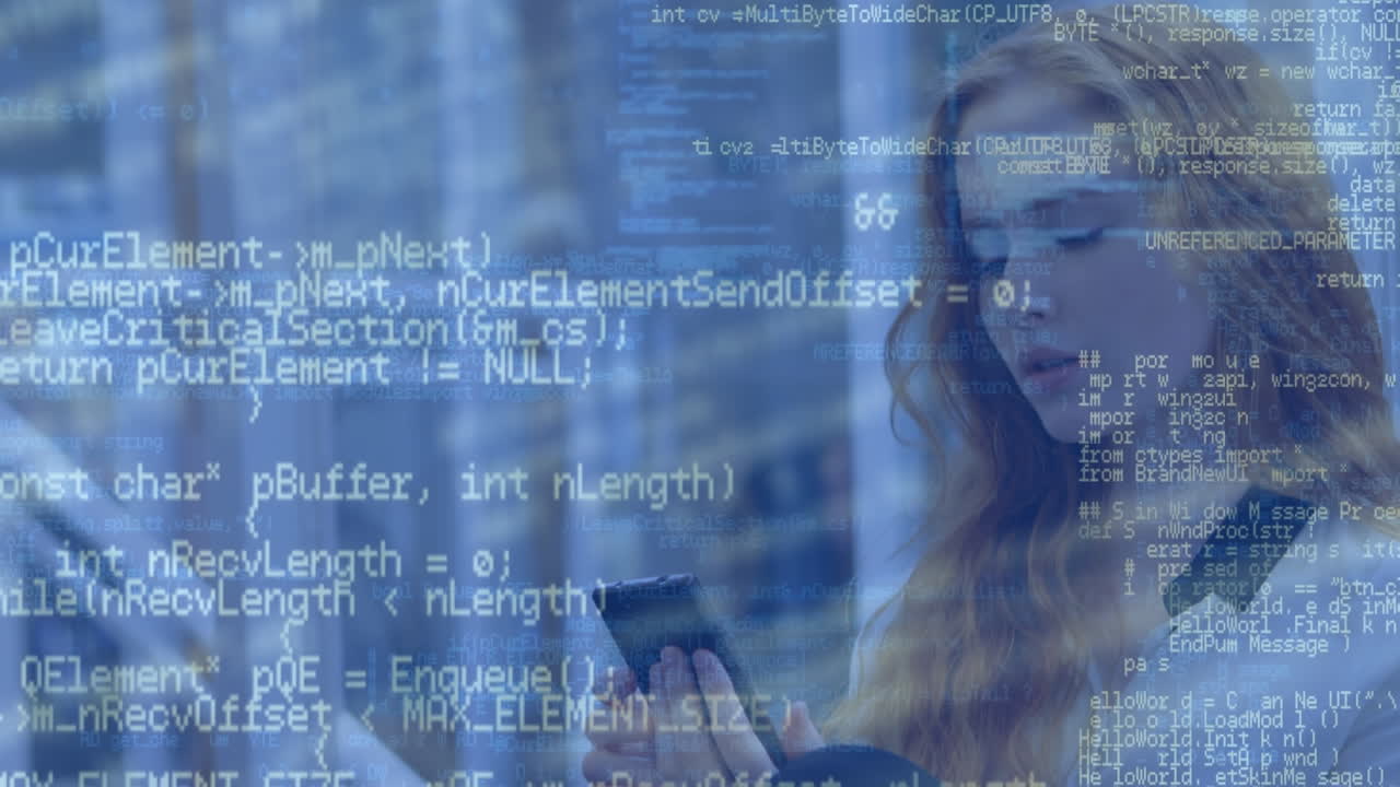 Animazione dell'elaborazione dati su donna caucasica che usa lo smartphone