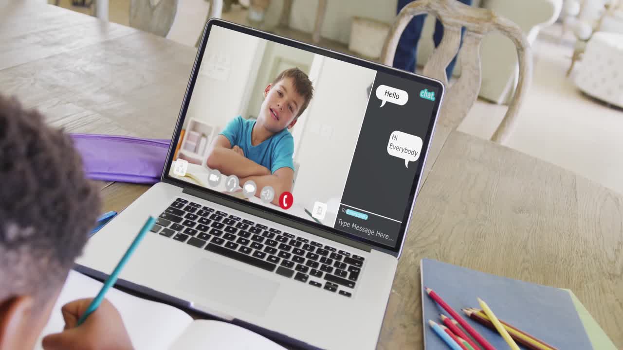 composición de un niño afroamericano en una computadora portátil aprendiendo en línea con un escolar caucásico