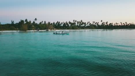 Wunderschöne-Flugverfolgungsflugdrohnenaufnahme-Eines-Fischerbootes-In-Kristallklarem-Türkisfarbenem-Wasser-Bei-Sonnenuntergang-Am-Weißen-Sandstrandparadies-Sansibar,-Afrika-2019