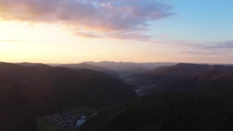 Drohne-Fliegt-Vorwärts-über-Tal-Zwischen-Bergen-Im-Schwarzwald,-Deutschland-In-4k