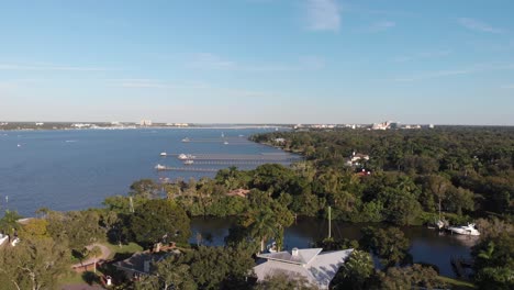 Vista-Aérea-Del-Pantano-Del-Sur-De-Florida-Que-Desemboca-En-El-Río-Con-Muelles-Que-Bordean-La-Orilla