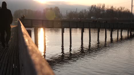 Sonnenaufgangsreflexion-Auf-Der-Fußgängerbrücke-Von-Rapperswil-Jona-Schweiz