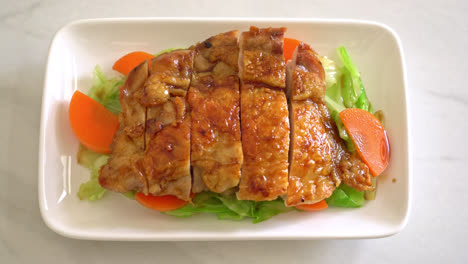 filete de pollo teppanyaki teriyaki con repollo y zanahoria
