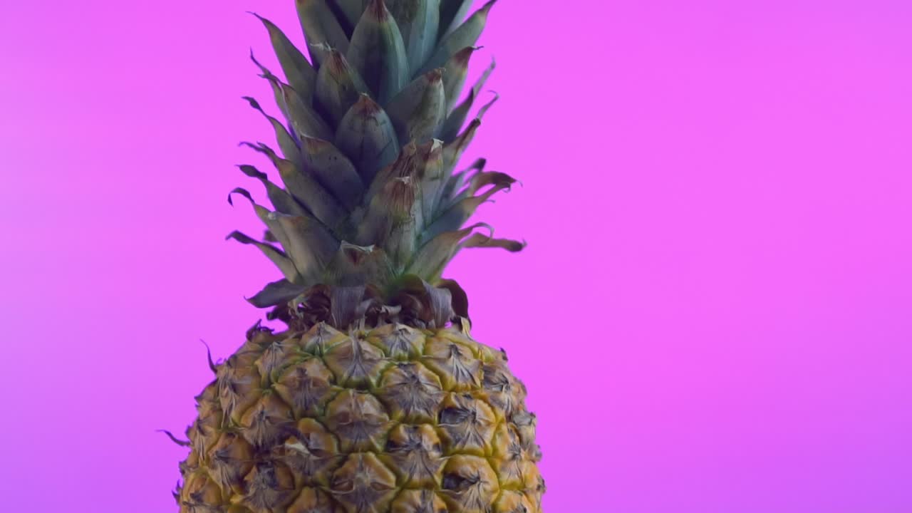 fruta tropical en un fondo colorido en una atmósfera de fiesta