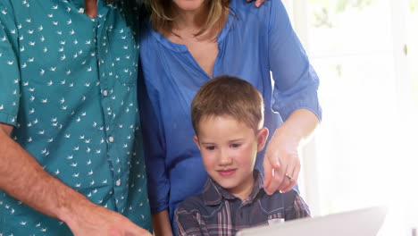 Familie-Schaut-Auf-Den-Computer