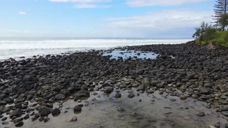 Felsen-An-Der-Küstenlinie-Des-Burleigh-Beach-In-Queensland,-Australien-Tagsüber