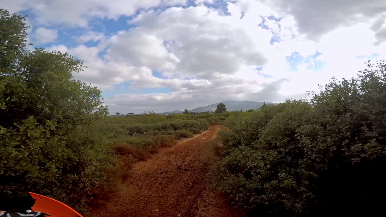 imágenes de la cámara de acción pov montando una bicicleta de tierra en una sola pista en la montaña parnitha, grecia