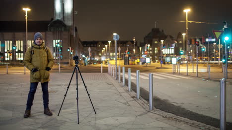 Zeitraffer-Einer-Nächtlichen-Straße-Mit-Einem-Mann,-Der-Ein-Video-In-Helsinki,-Finnland,-Aufnimmt