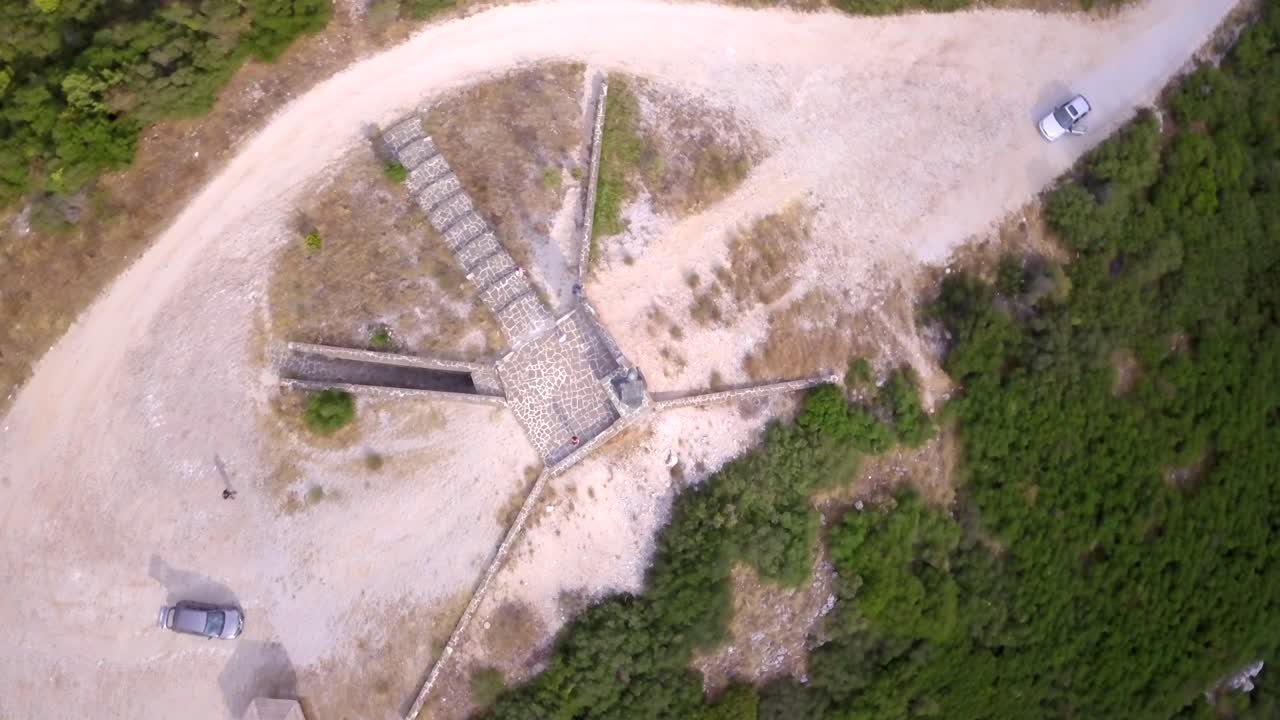 храбрые женщины эпира сверху в пасмурный день у горной долины