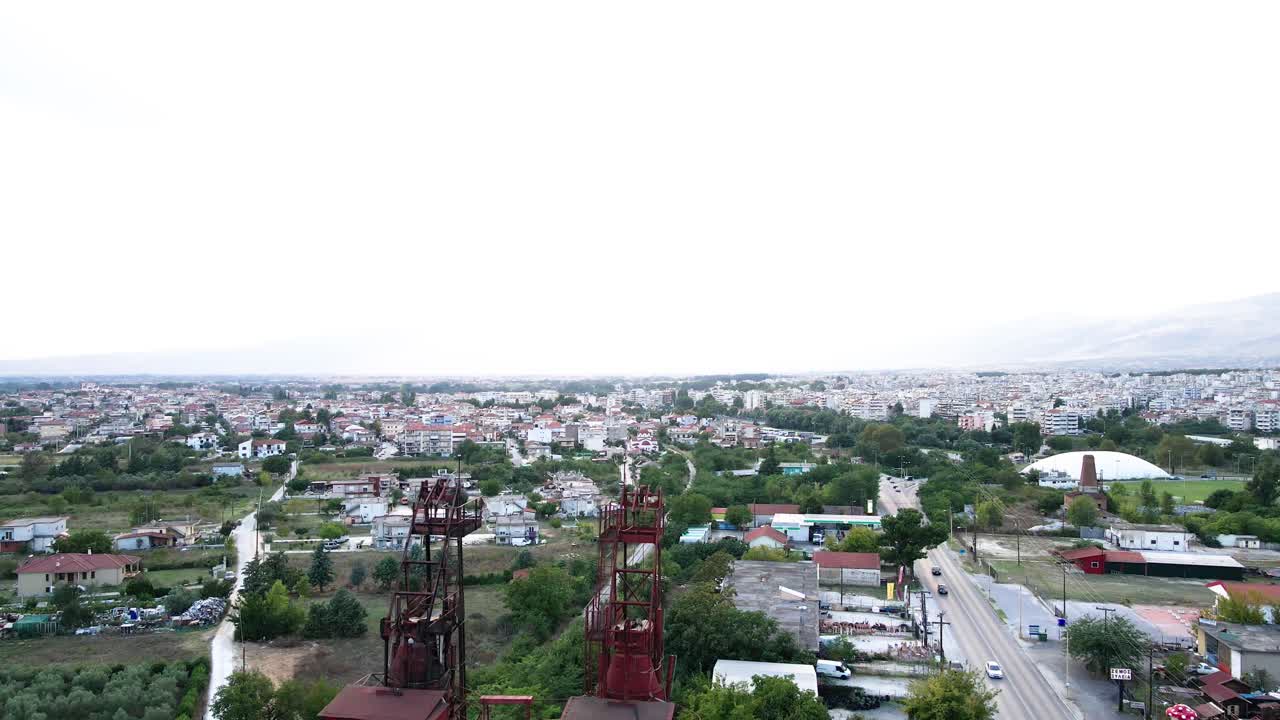 clip de drone aéreo 4k que desciende sobre una chimenea y un área industrial en el área del drama en el norte de grecia