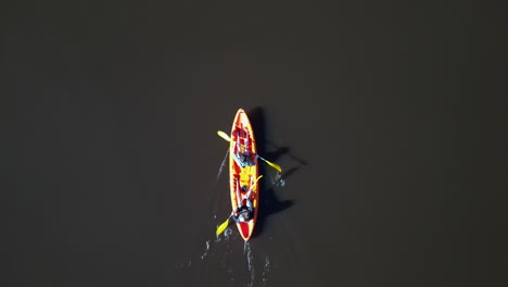 Kayak,-Barco-Y-Lago-Con-Deportes-Y-Naturaleza.