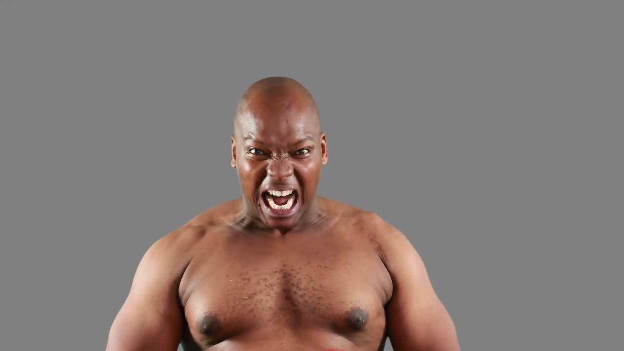 un boxeador muy musculoso practicando.