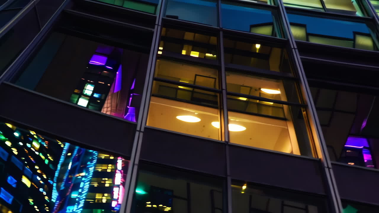 vista nocturna de un rascacielos moderno