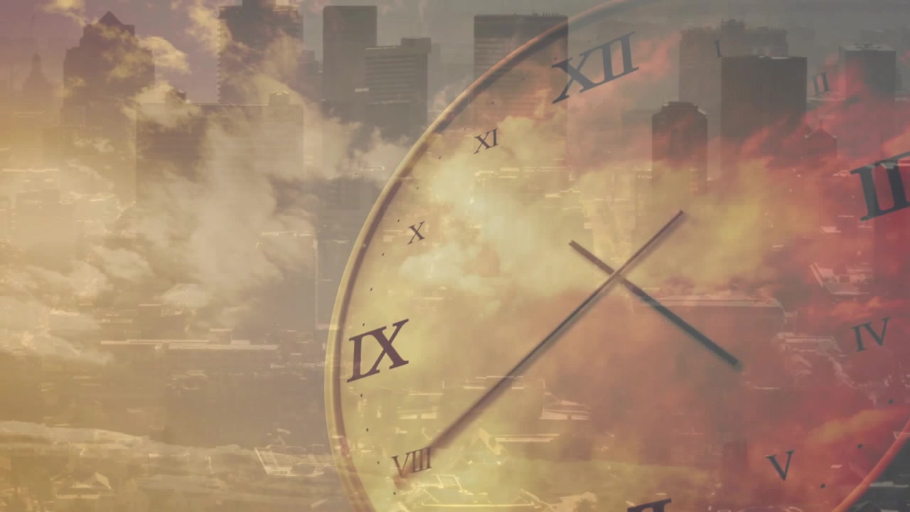 Quadrante di orologio invecchiato sovrapposto a uno skyline in riproduzione, lancette che ruotano in senso orario, nuvole che si spostano, che mostra l'ora