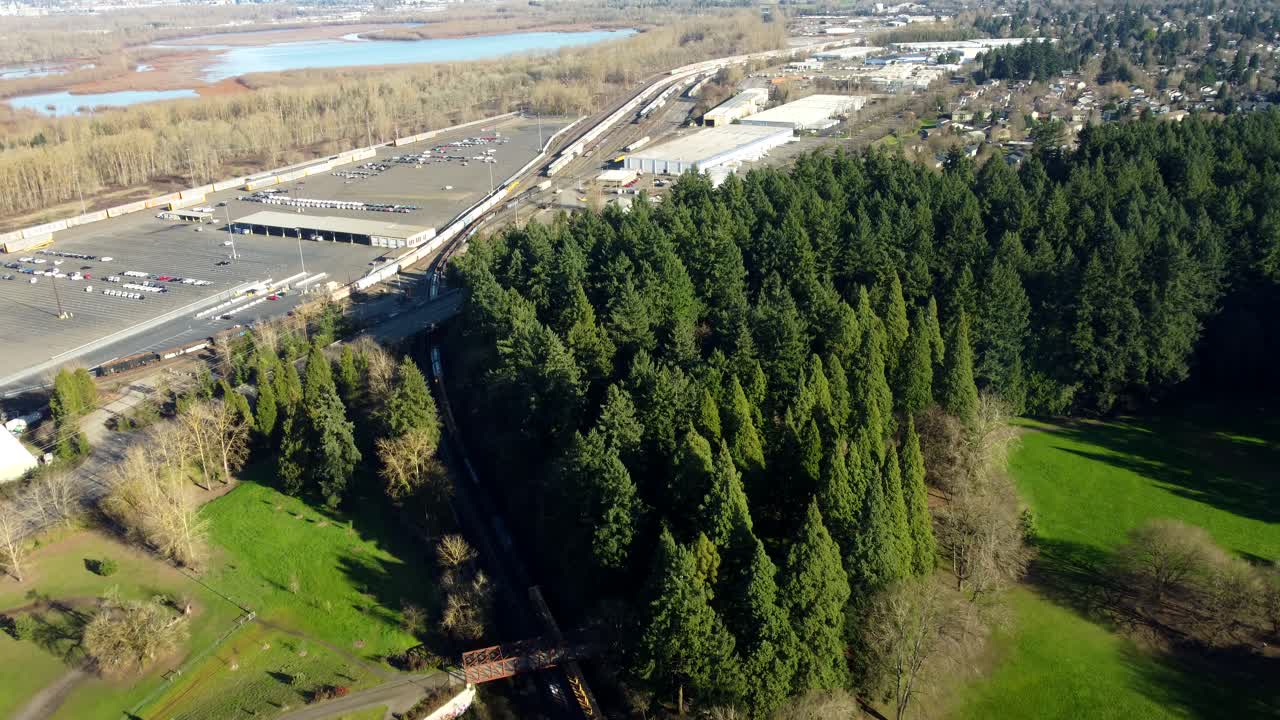 USA, Oregon, Portland, 2026-02-11 - Vista da drone di Pier Park a St Johns, campo da baseball, alberi, campo da disc golf, con un'area ferroviaria industriale, in inverno.