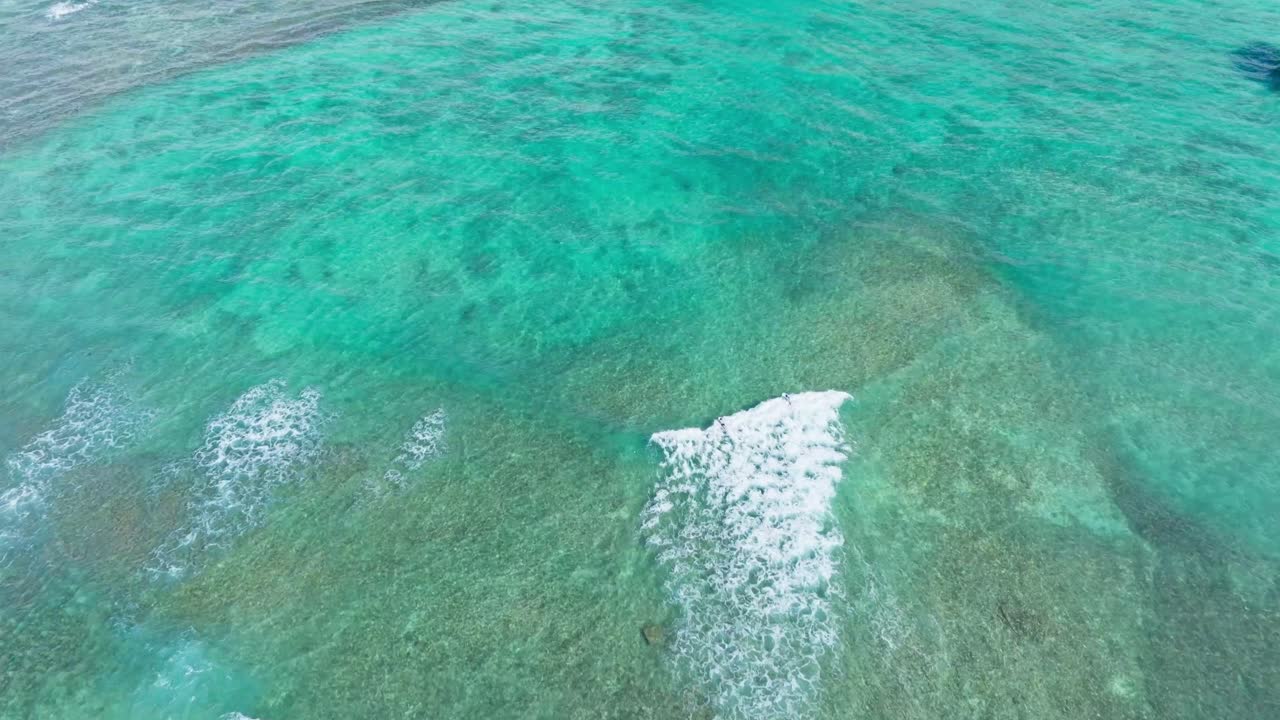 """티르코이즈 푸른 바다, 태평양에서 큰 파도에서 서퍼의 드론 영상, 크리스 크로스 파도에서 해안으로 향하는 서퍼."""