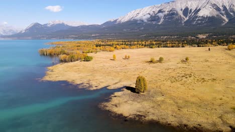 Vista-Aérea-Del-Lago-Abraham-En-Otoño