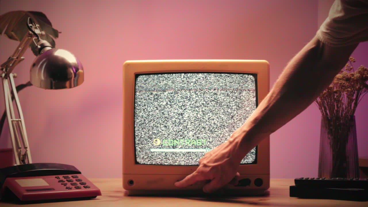 레트로 tv, 노스탈기적인 설정으로 빈티지 tv, 레트로 tv는 화면에 곡물을 표시합니다, 무서운 할로윈 밤 장치, 크로마 키 및 그린 스크린에 좋습니다.