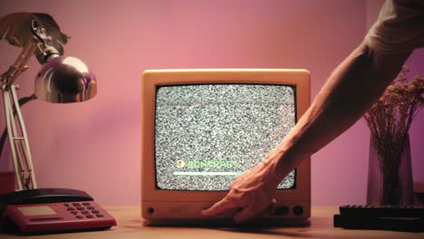 tv retro, televisión vintage en una configuración nostálgica, una tv retro muestra grano en la pantalla, dispositivo aterrador de la noche de halloween bueno para la llave de croma y la pantalla verde. imágenes de alta calidad 4k
