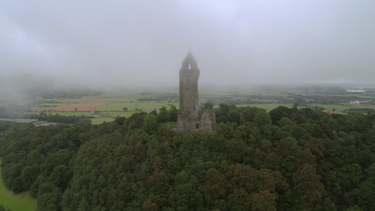 스코틀랜드의 스털링이 내려다보이는 언덕 꼭대기에 있는 애비 크레이그의 정상에 서 있는 스털링의 가장 유명한 랜드마크인 국립 월리스 기념물