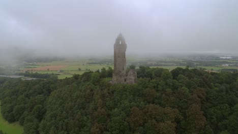 El-Monumento-Nacional-De-Wallace,-El-Monumento-Más-Famoso-De-Stirling-Que-Se-Encuentra-En-El-Deber-De-Abbey-Craig,-Una-Colina-Con-Vistas-A-Stirling-En-Escocia