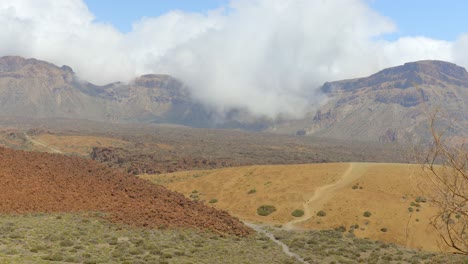 Zeitraffer-Des-Teide-Nationalparks,-Weiße-Wolken-Strömen-über-Die-Berge