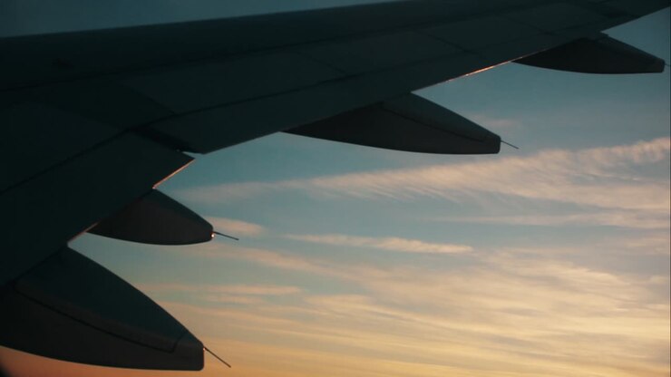 Vista dell'ala di un aereo contro un bellissimo cielo al tramonto