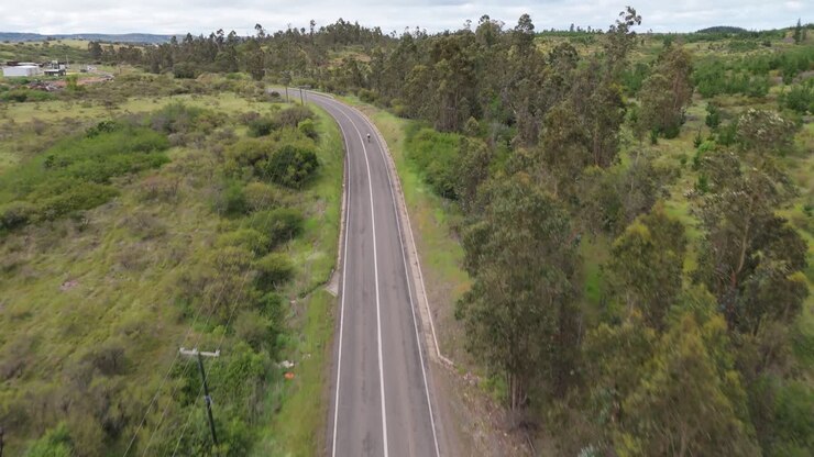 Vista aerea di ciclisti su una strada di campagna