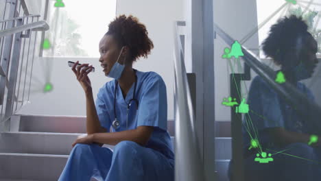 animación de una red de conexiones sobre una mujer médica afroamericana hablando en un teléfono inteligente