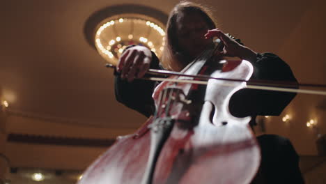 Una-Joven-Violonchelista-Toca-El-Violonchelo-En-El-Escenario-De-La-ópera.