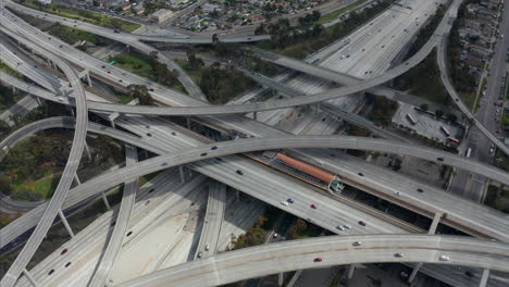 Vista-Aérea-Dando-Vueltas-Lentamente-Sobre-La-Autopista-De-Intercambio-Judge-Pregerson-Que-Muestra-Múltiples-Caminos-Con-Poco-Tráfico-De-Automóviles-En-Los-Ángeles-Durante-Los-Tiempos-De-La-Pandemia-Del-Coronavirus-Covid19-En-Los-Días-Soleados