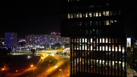 Vista-Aérea-Del-Paisaje-Urbano-Nocturno-Con-Calles-Iluminadas-De-La-Ciudad-De-Katowice.