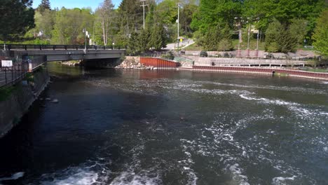 Damm-Im-Rockford-Michigan-Wasserfall-Fließendes-Wasser