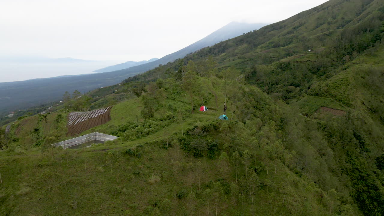 발리를 탐험하고 발리에서 최고의 녹색 능선을 캠핑하는 사람들