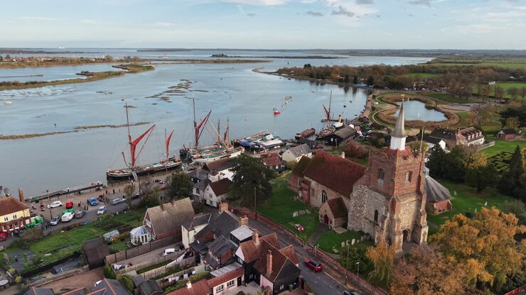 Drone aereo panoramico sull'ora d'oro al caldo lungomare di Maldon, Essex